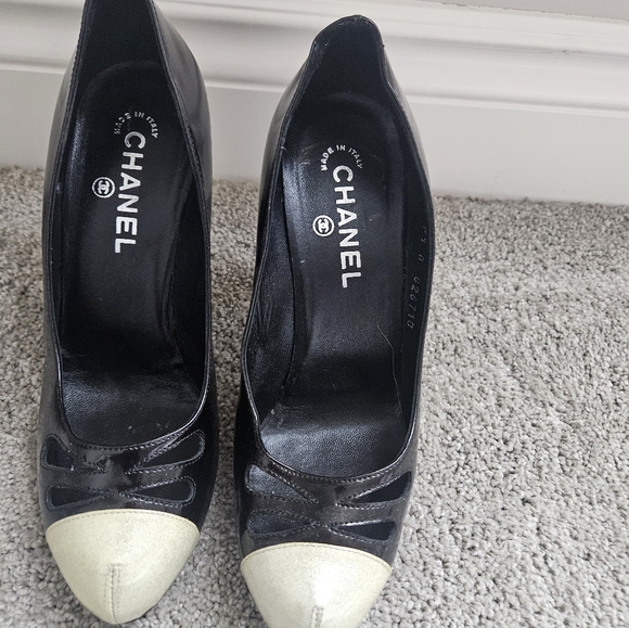 Pre loved authentic Chanel pumps - Picture 3 of 15